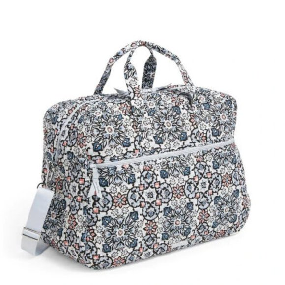 🎉HP🎉Vera Bradley Grand Traveler in Lisbon Medallion - Picture 3 of 7